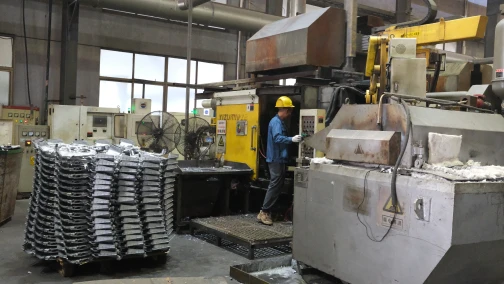 Meituo Metal worker operating aluminum alloy die casting machine for washing machine spider production